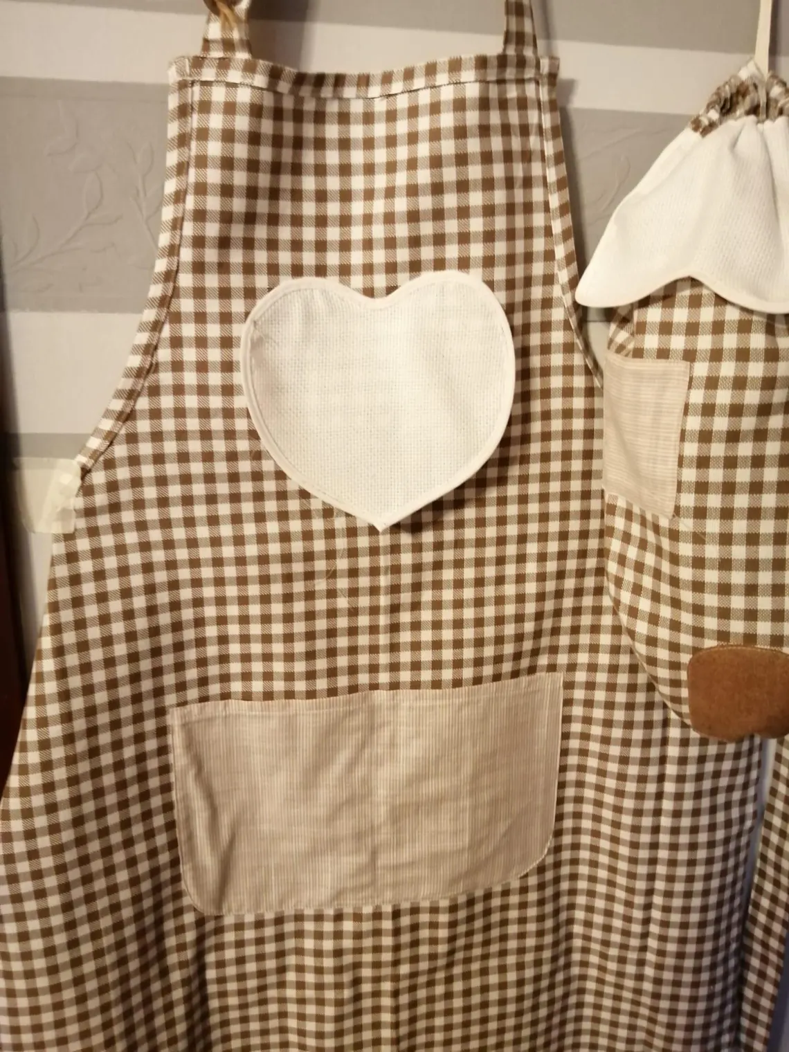 Grembiule da cucina con inserto in tela aida da ricamare con porta sacchetti da ricamare - immagine 2