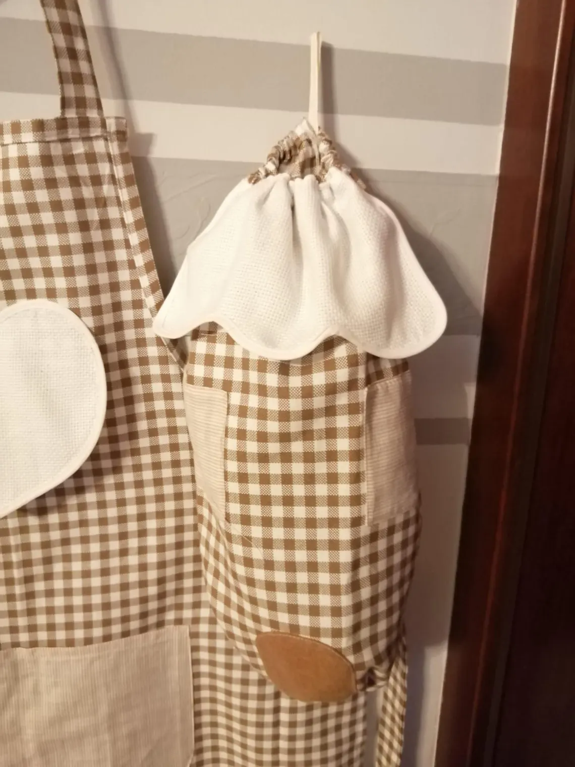 Grembiule da cucina con inserto in tela aida da ricamare con porta sacchetti da ricamare - immagine 3