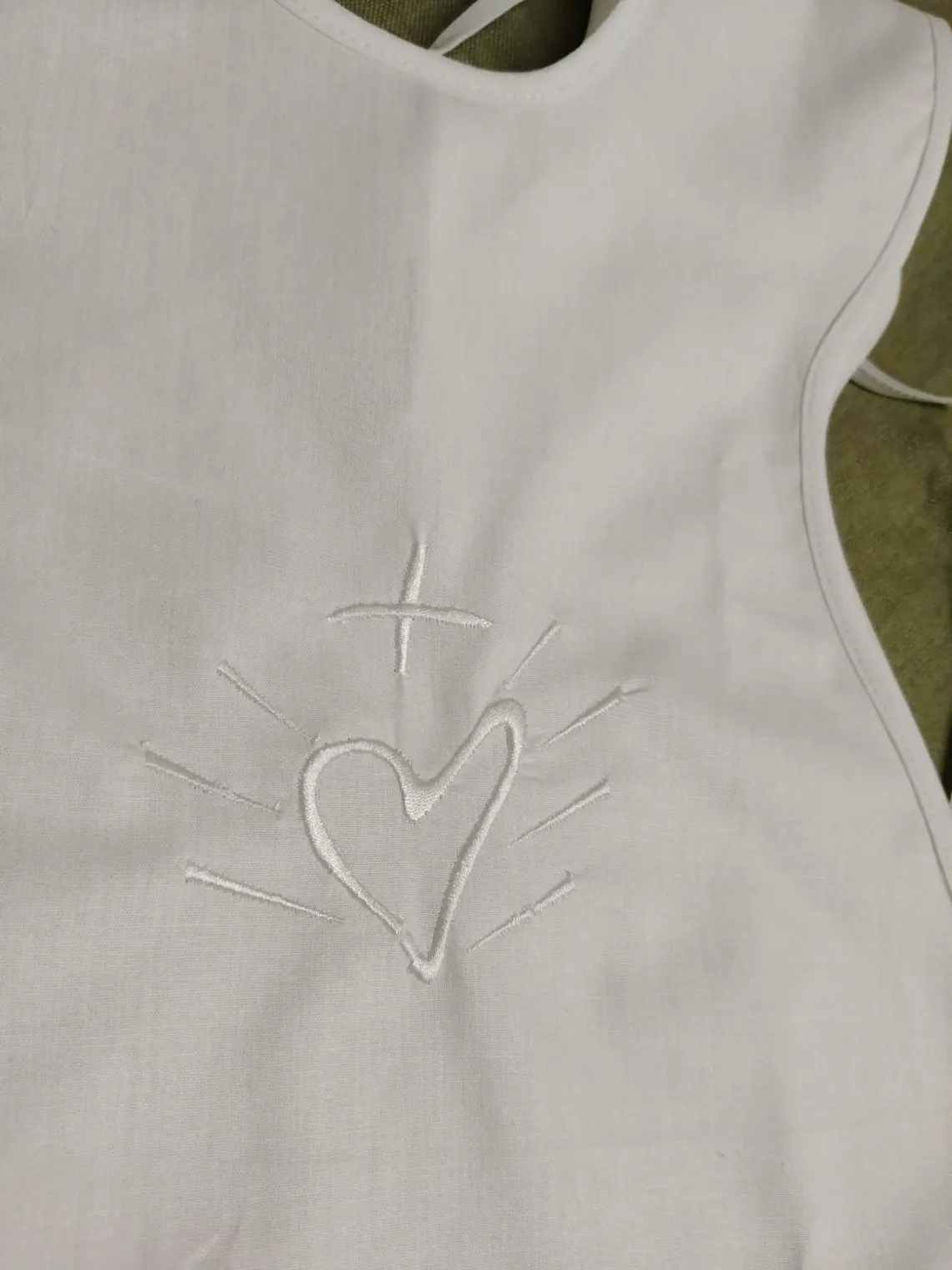 Camicina battesimo, con croce e cuore - immagine 2