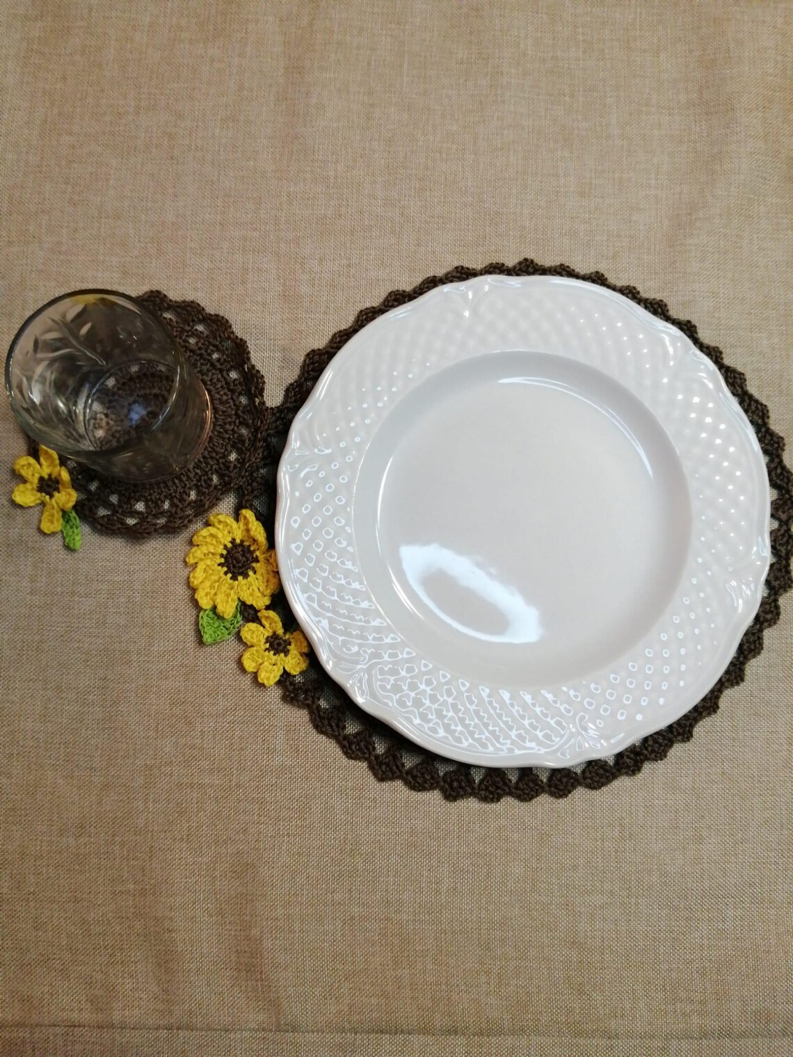 Sottopiatto e sottobicchiere uncinetto artigianali marrone con decoro girasole - immagine 2