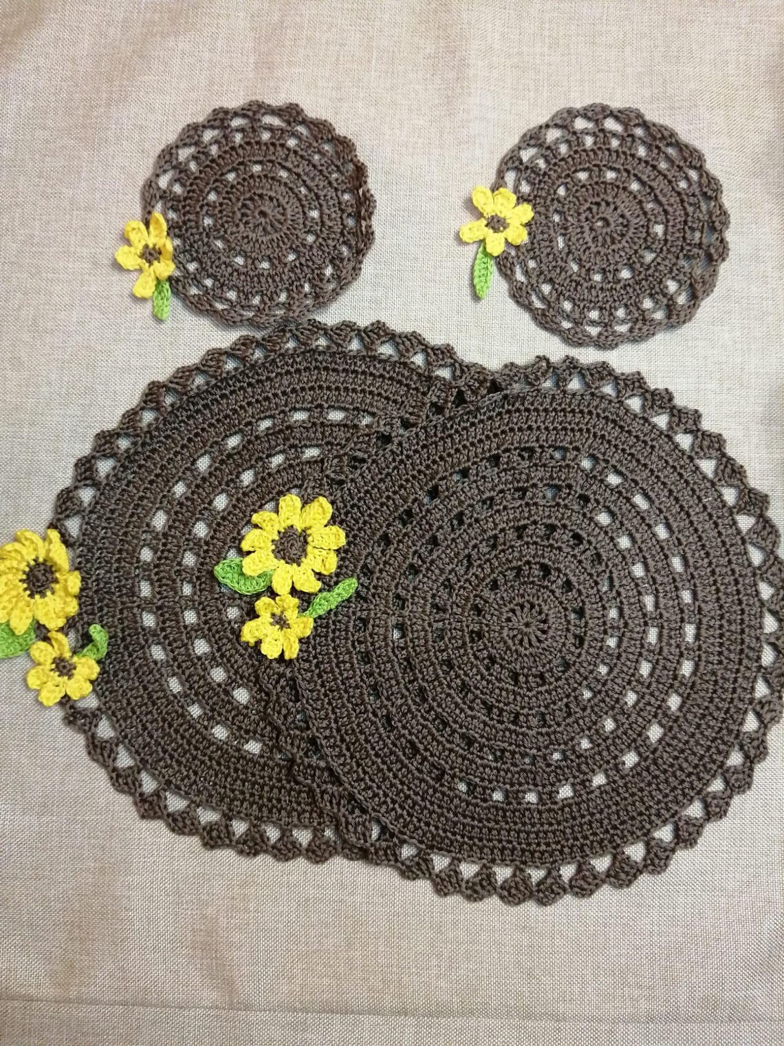 Sottopiatto e sottobicchiere uncinetto artigianali marrone con decoro girasole - immagine 3