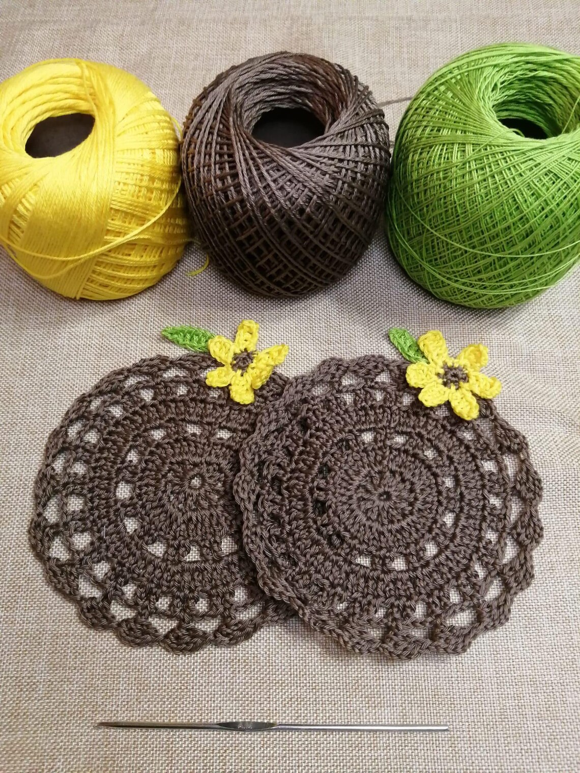 Sottopiatto e sottobicchiere uncinetto artigianali marrone con decoro girasole - immagine 4