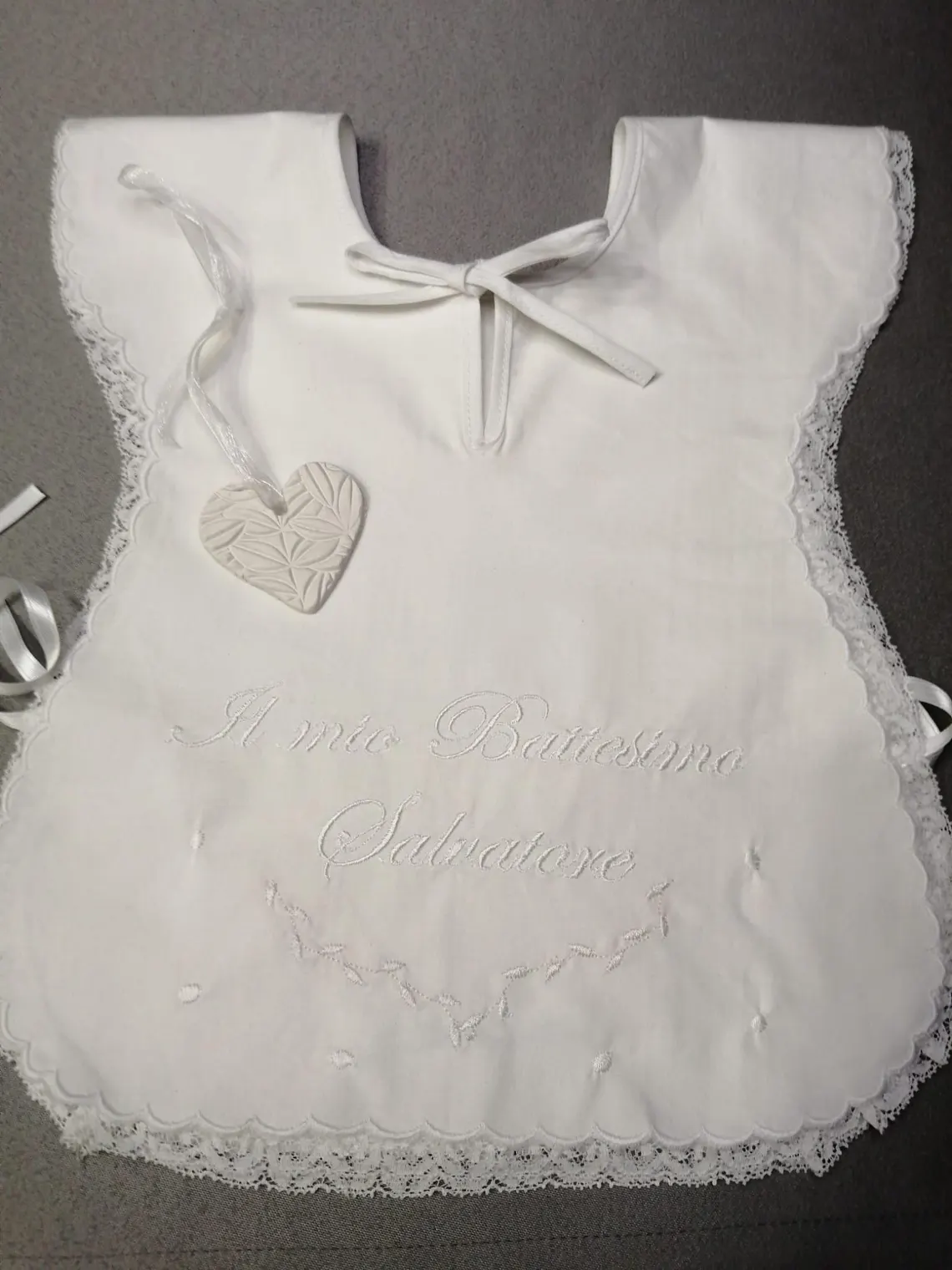 Camicina battesimo e fazzoletto personalizzati con nome e data - immagine 2