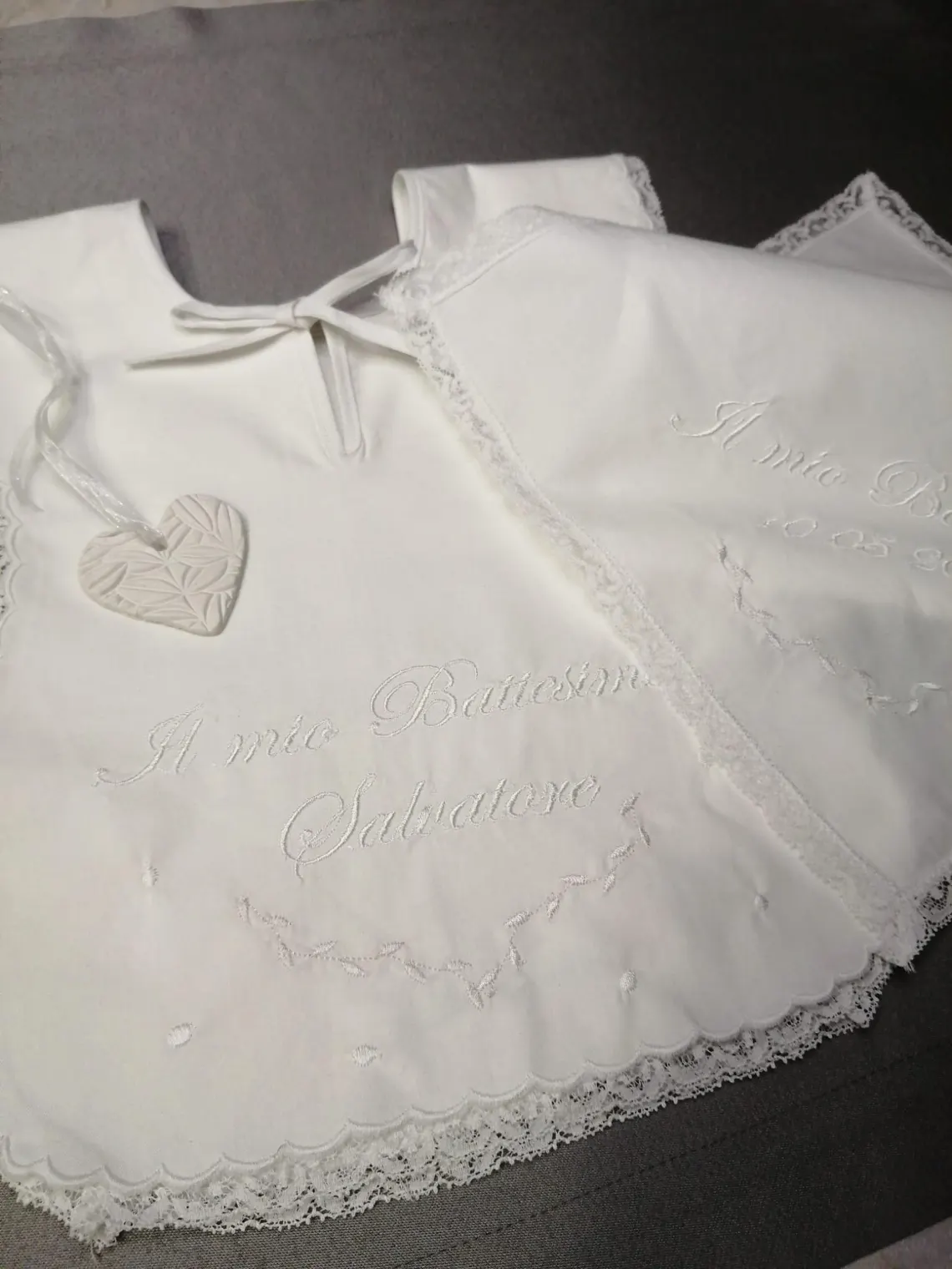 Camicina battesimo e fazzoletto personalizzati con nome e data - immagine 4