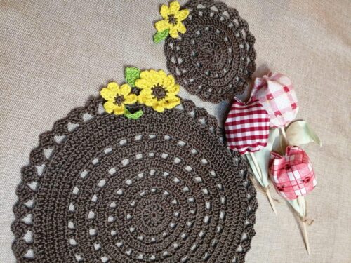 Sottopiatto e sottobicchiere uncinetto artigianali marrone con decoro girasole
