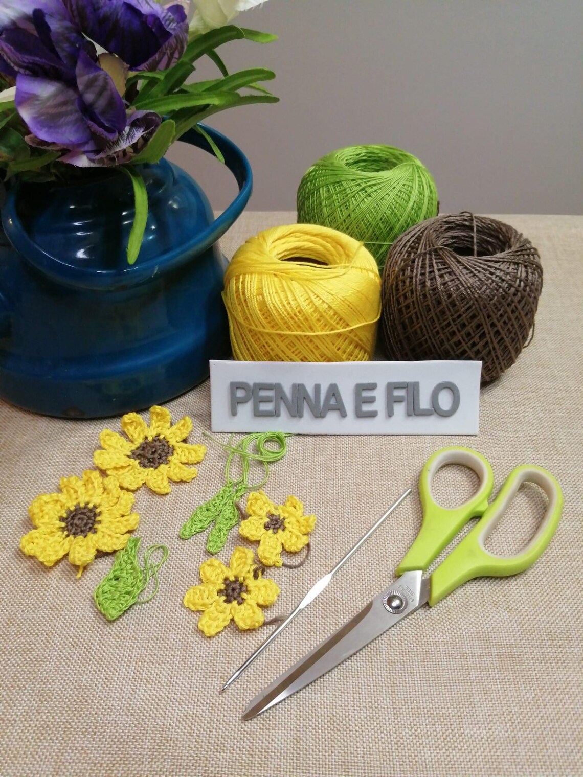 Sottopiatto e sottobicchiere uncinetto artigianali marrone con decoro girasole - immagine 5