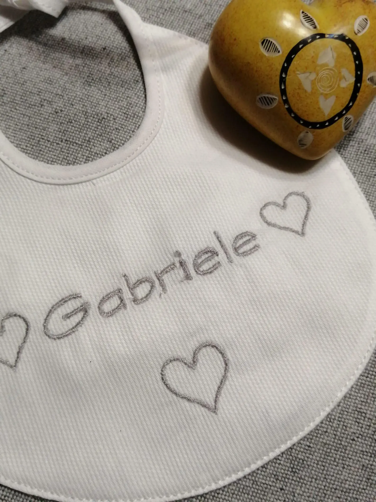 Bavetta, bavaglino, artigianale, personalizzato grigio con cuoricini, con nome - immagine 2