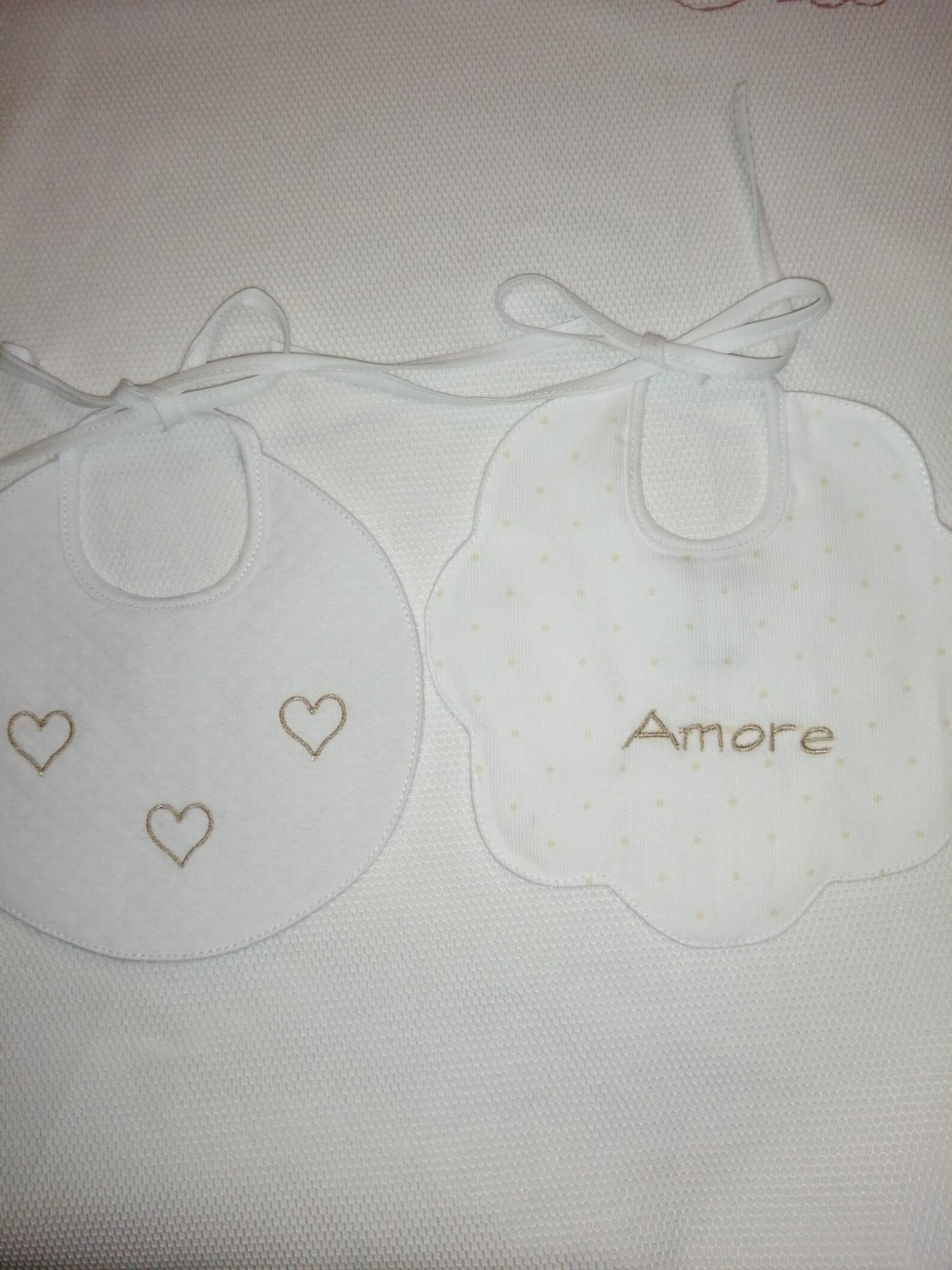 Bavetta artigianale color panna, personalizzato con scritta 'Amore' - immagine 2