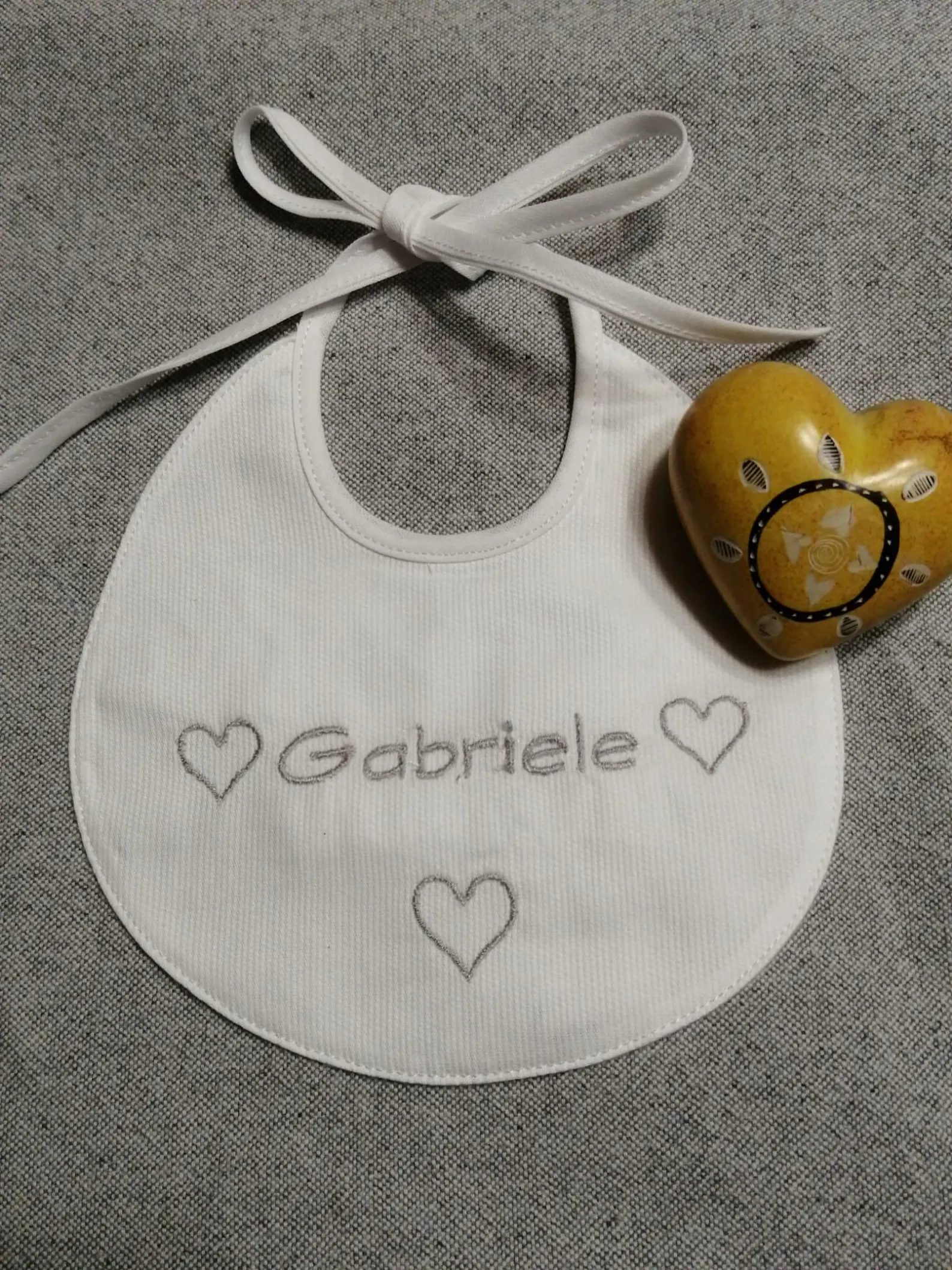 Bavetta, bavaglino, artigianale, personalizzato grigio con cuoricini, con nome
