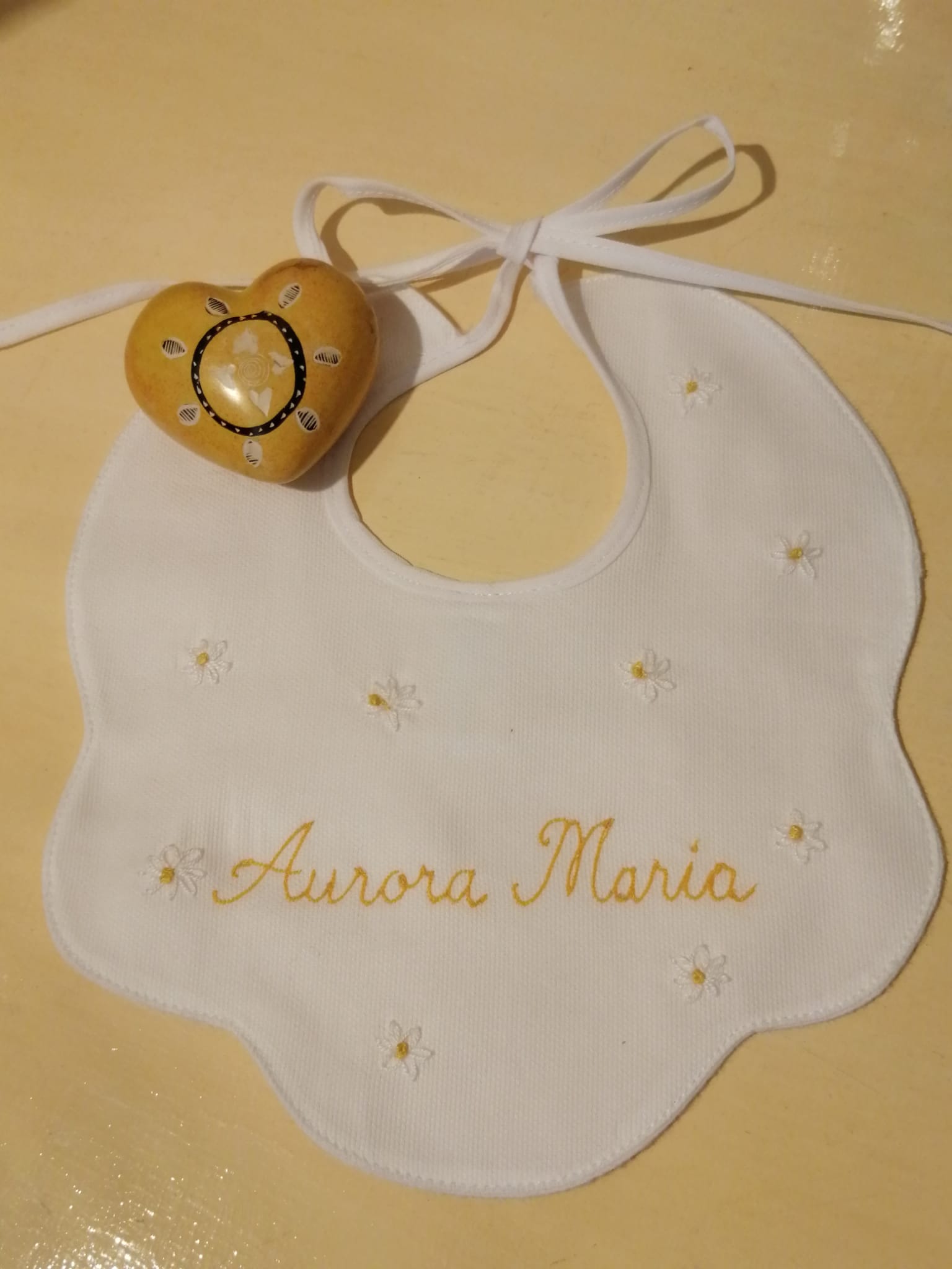 Bavetta artigianale personalizzata con margherite e nome - immagine 2