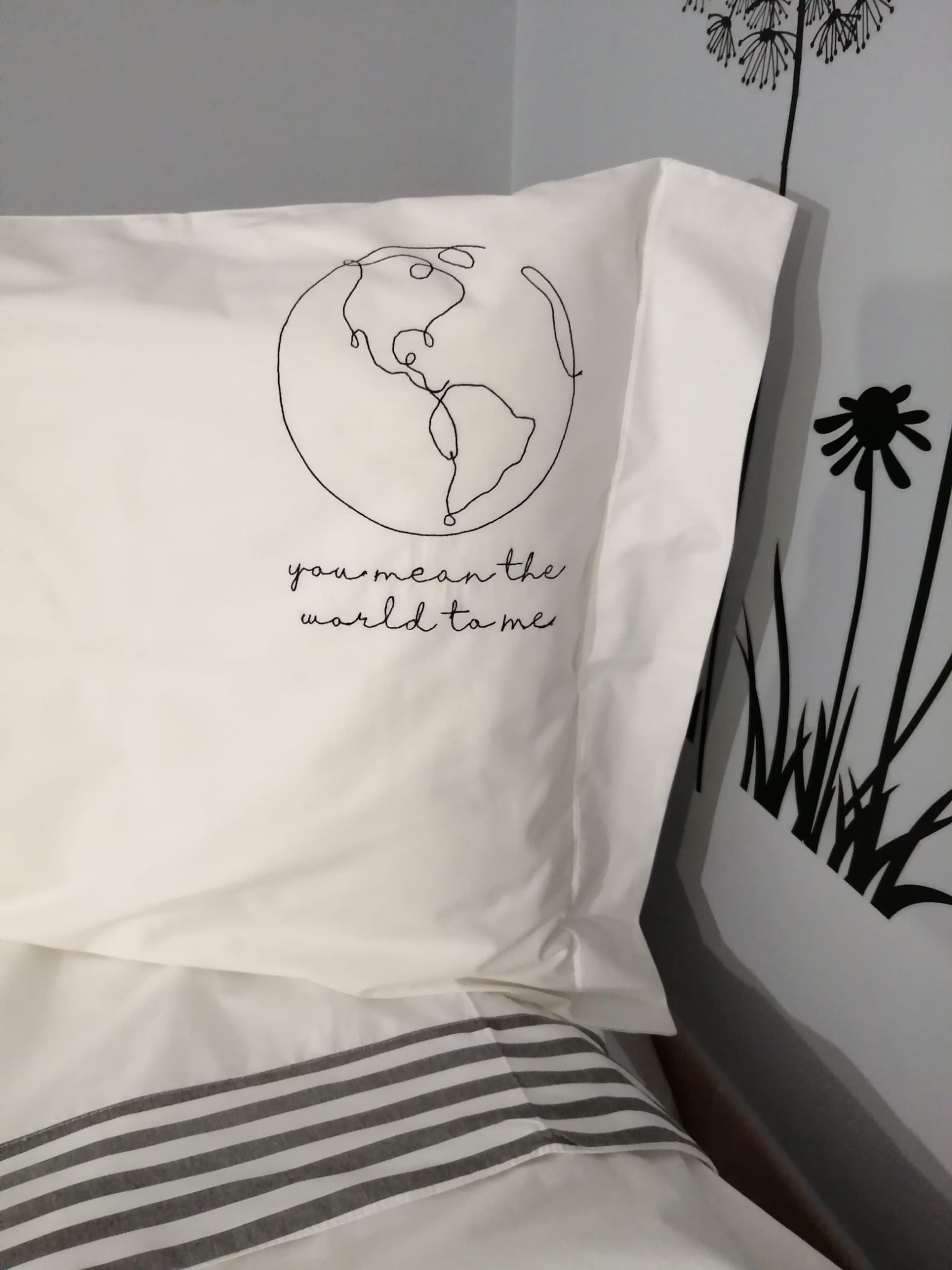 Lenzuolo 1 piazza e federa con ricamo mondo e frase bianco e nero, personalizzabile. - immagine 2