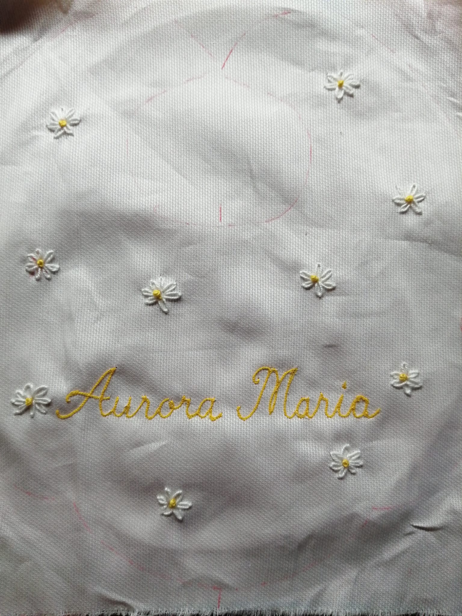 Bavetta artigianale personalizzata con margherite e nome - immagine 3